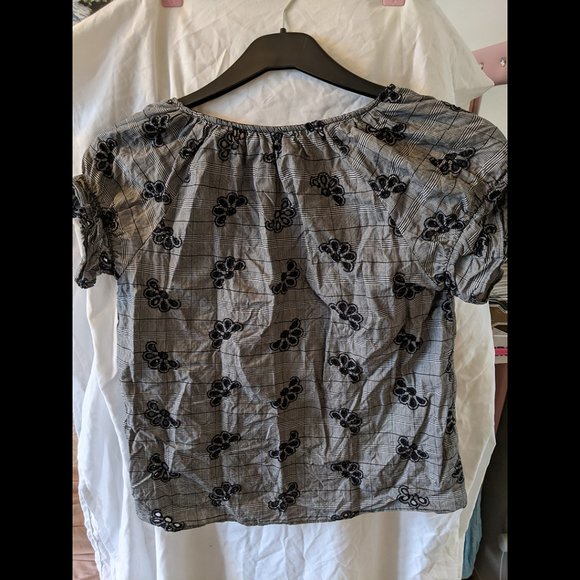 Ann Taylor Loose Fit Gray Blouse w/ Black Flowers Size XXS Petite - Picture 7 of 7